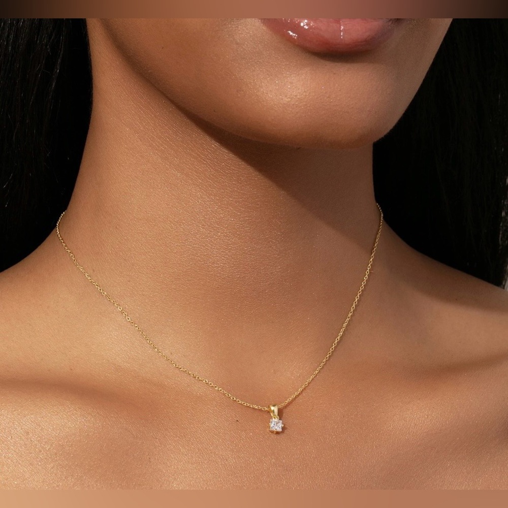 NEW Uncommon James Gold Leading Lady Pendant Necklace